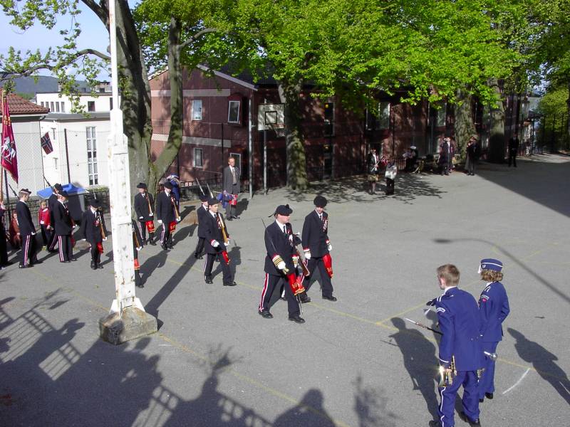 Wesselengens Bataljon marsjerer inn på Krohnengen skole