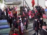 Skutevikens Buekorps marsjerer inn p Krohnengen skole