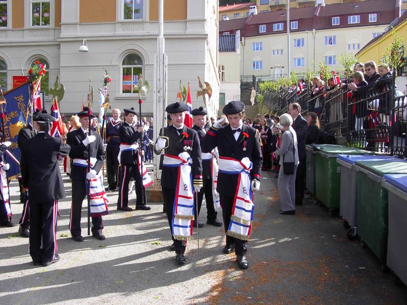 Mathismarkens Bataljon marsjerer ut fra Krohnengen skole