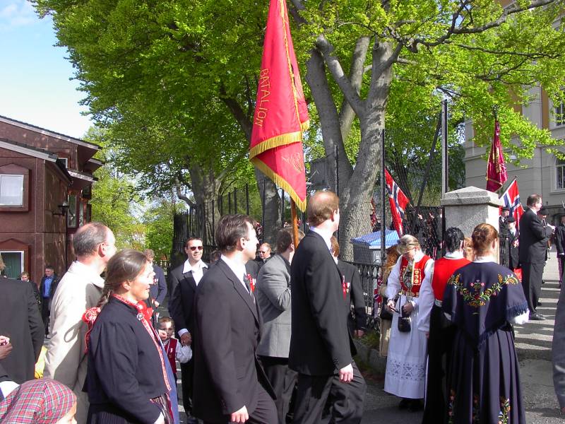 Gamlekarene til Wesselengens Bataljon samler seg foran Krohnengen skole