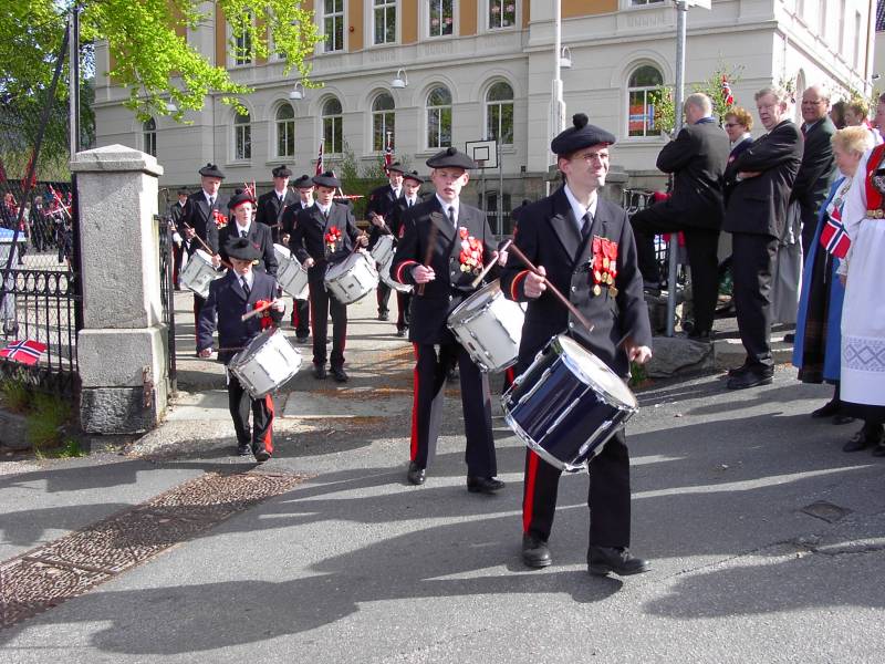 Skutevikens Buekorps marsjerer ut fra Krohnengen skole