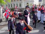 Skutevikens Buekorps marsjerer ut fra Krohnengen skole