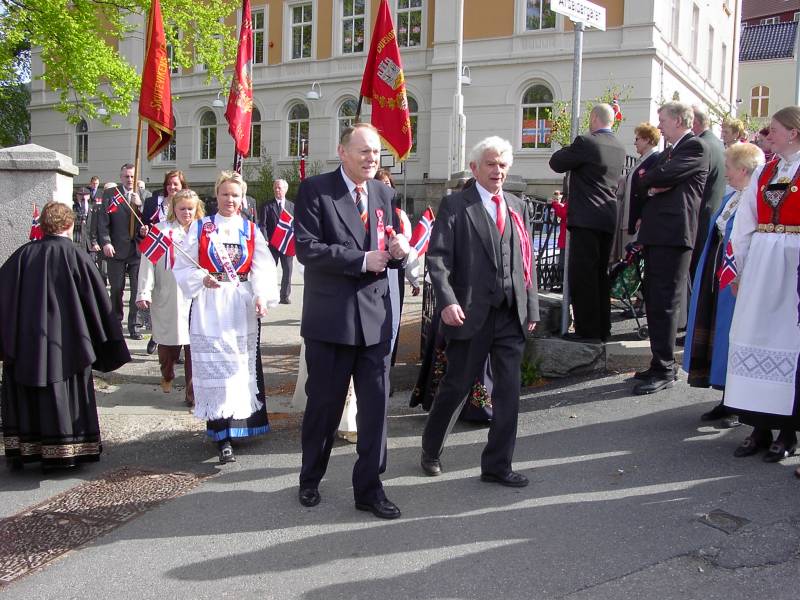 Gamlekarer og Damegarden til Skutevikens Buekorps marsjerer ut fra Krohnengen skole