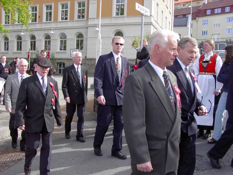 Gamlekarer og Damegarden til Skutevikens Buekorps marsjerer ut fra Krohnengen skole