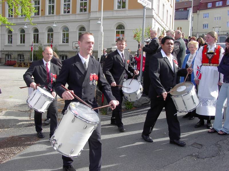 Gamlekarer og Damegarden til Skutevikens Buekorps marsjerer ut fra Krohnengen skole