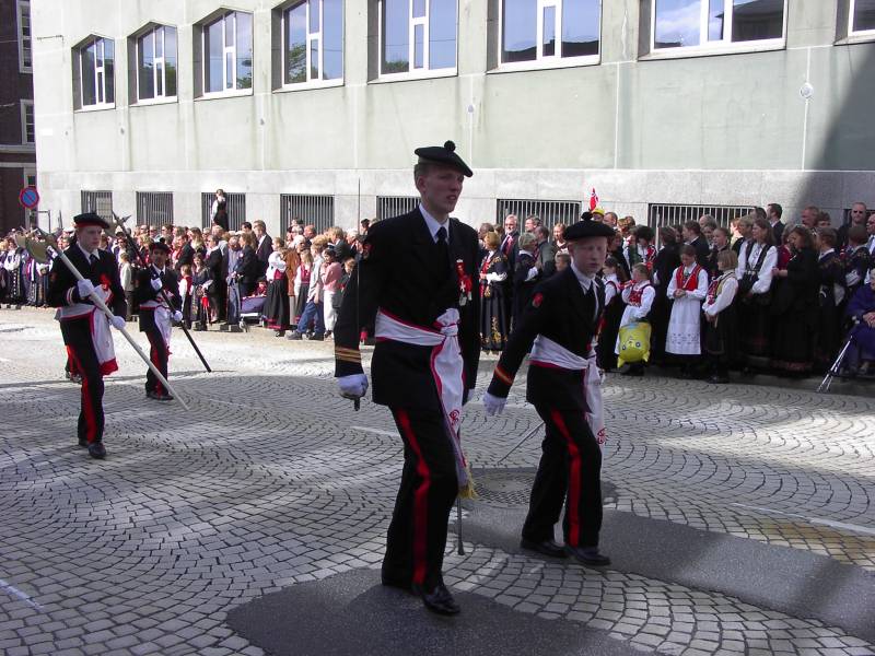 Skutevikens Buekorps marsjerer forbi Hovedbrannstasjonen