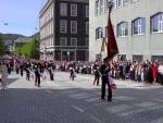 Skutevikens Buekorps marsjerer forbi Hovedbrannstasjonen