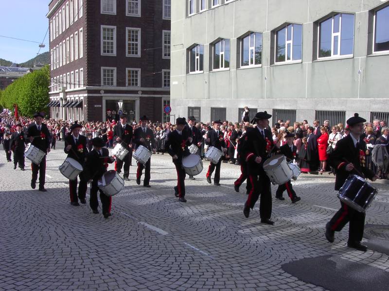 Skutevikens Buekorps marsjerer forbi Hovedbrannstasjonen