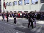 Lungegaardens Buekorps marsjerer forbi Hovedbrannstasjonen
