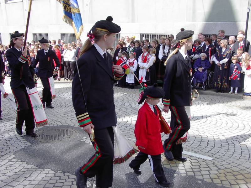 Vgens Bataljon marsjerer forbi Hovedbrannstasjonen