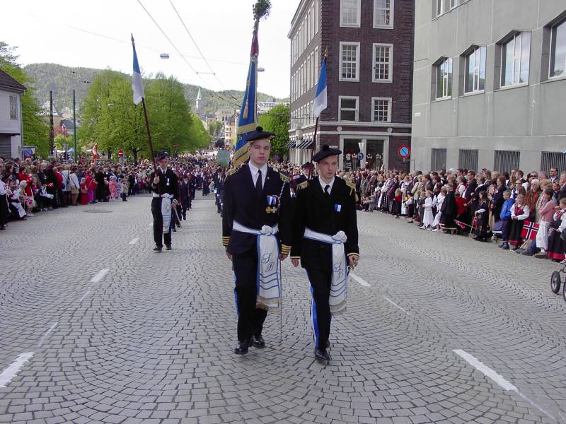 Sydns Bataljon marsjerer forbi Hovedbrannstasjonen