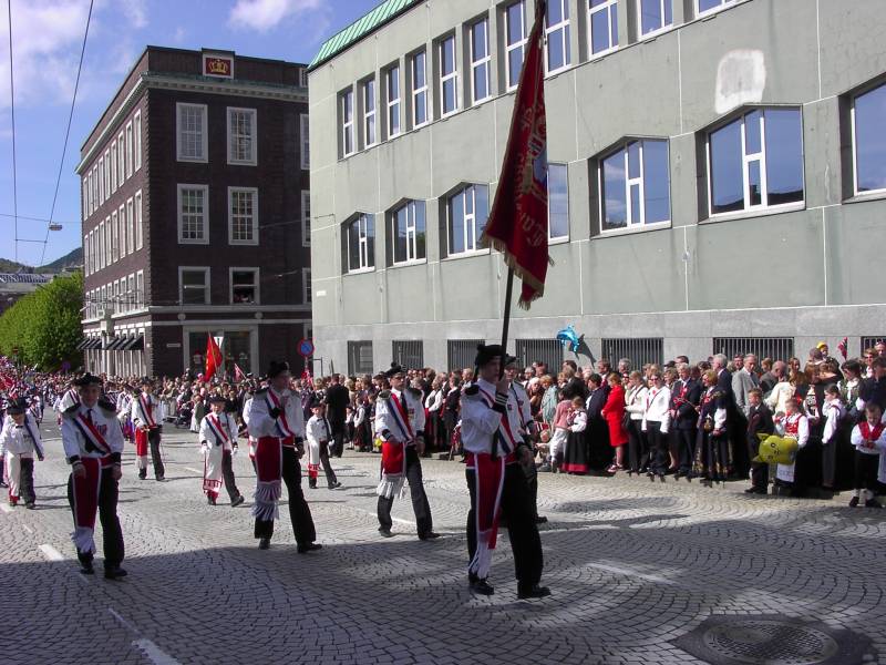 Laksevaags Bueskyttere marsjerer forbi Hovedbrannstasjonen