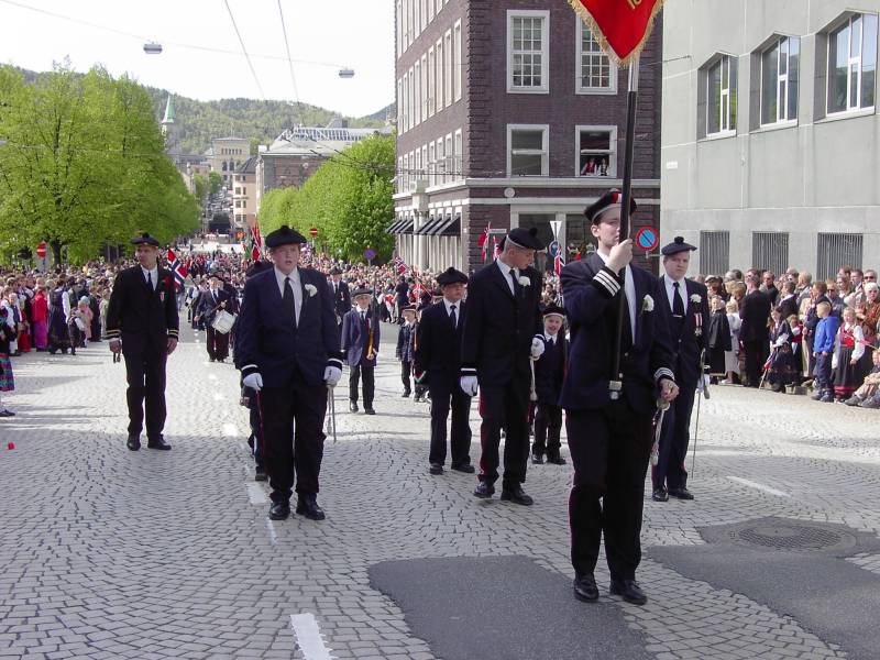 Fjeldets Bataljon marsjerer forbi Hovedbrannstasjonen