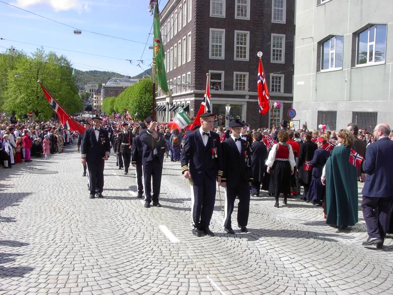 Skansens Bataljon marsjerer forbi Hovedbrannstasjonen