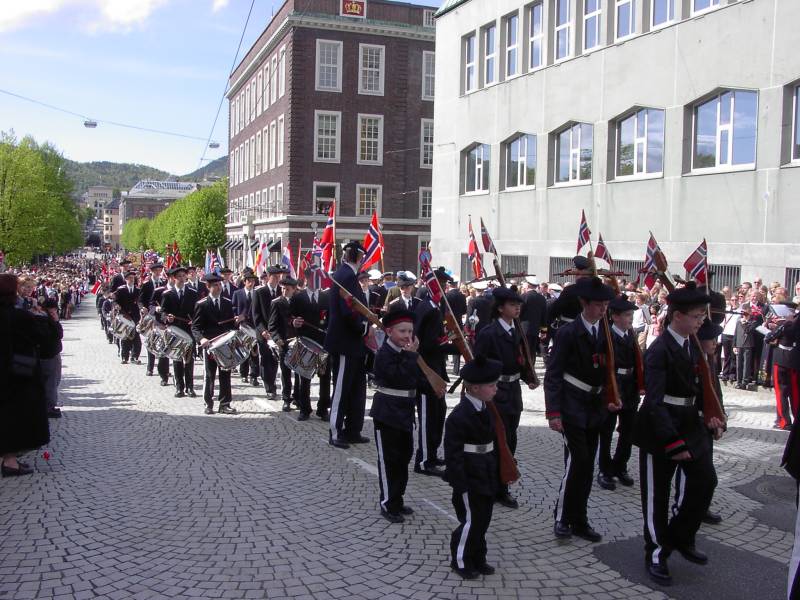 Skansens Bataljon marsjerer forbi Hovedbrannstasjonen