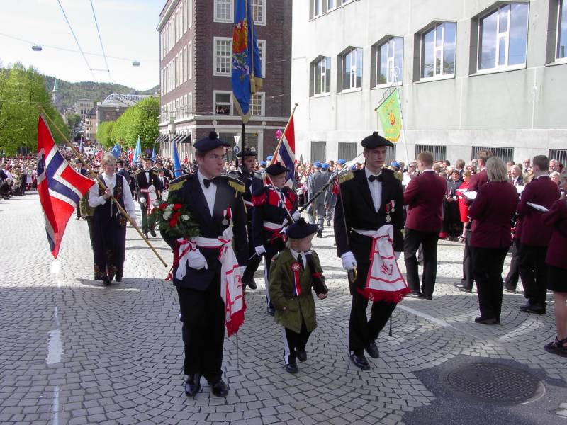 Sandvikens Bataljon marsjerer forbi Hovedbrannstasjonen