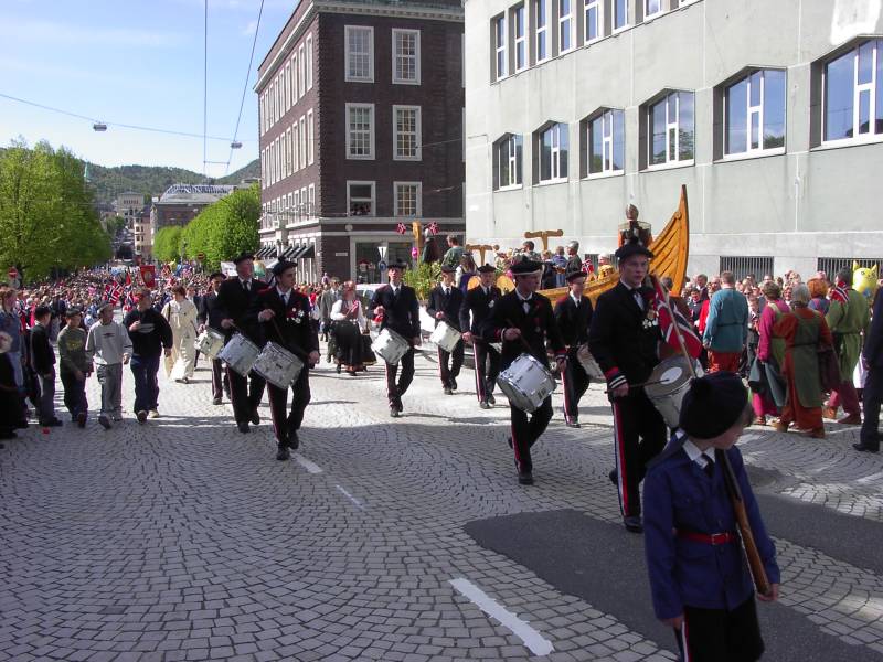 Mathismarkens Bataljon marsjerer forbi Hovedbrannstasjonen