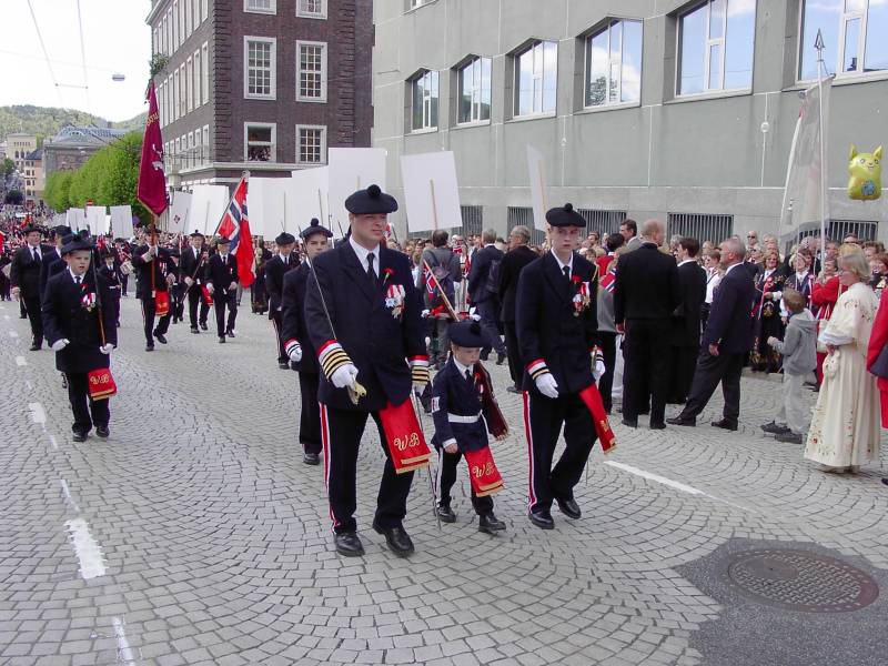 Wesselengens Bataljon marsjerer forbi Hovedbrannstasjonen