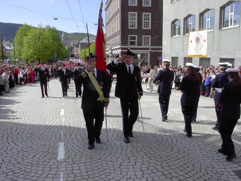 Nordns Bataillon marsjerer forbi Hovedbrannstasjonen