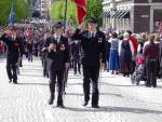 Drggens Buekorps marsjerer forbi Hovedbrannstasjonen