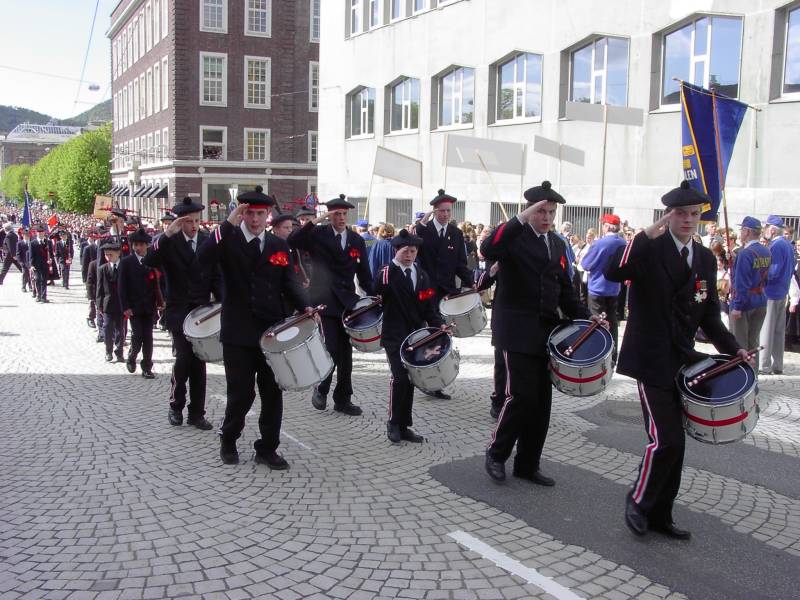 Drggens Buekorps marsjerer forbi Hovedbrannstasjonen