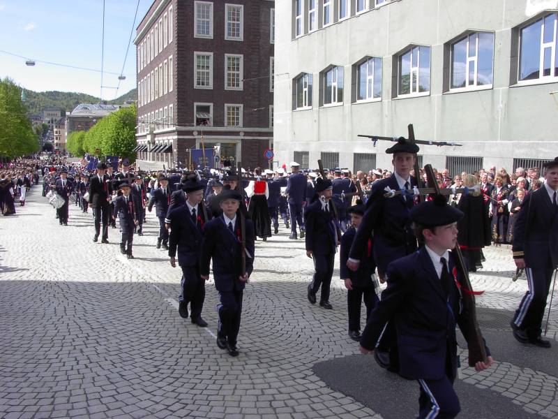 Nygaards Bataljon marsjerer forbi Hovedbrannstasjonen