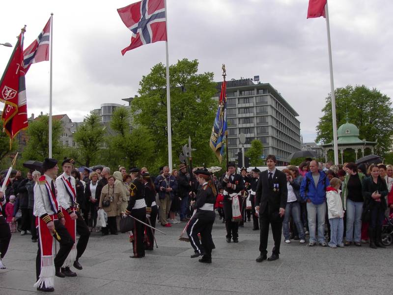 Vgens marsjerer inn p Festplassen