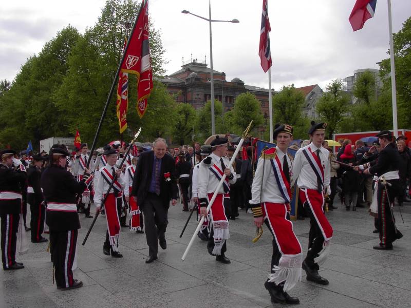 Laksevgs Bueskyttere marsjerer inn p Festplassen