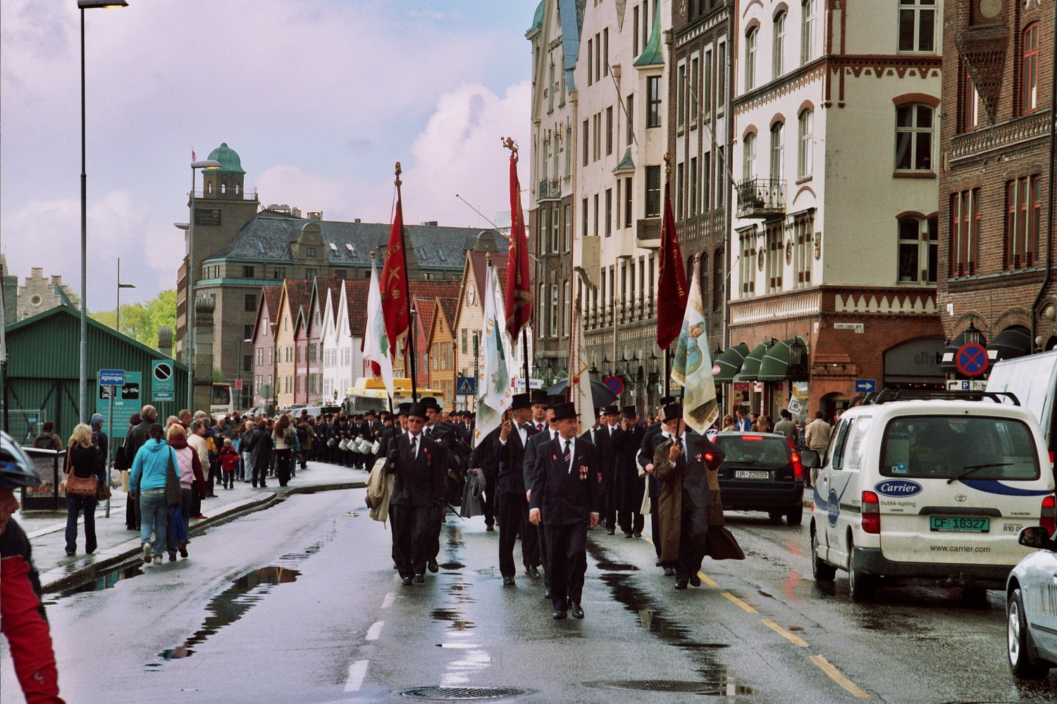 Gamlekarene marsjerer langs Bryggen